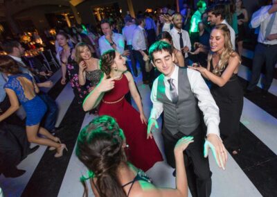 Invitados bailando - Ibar Banquetes