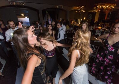 Invitados bailando - Ibar Banquetes
